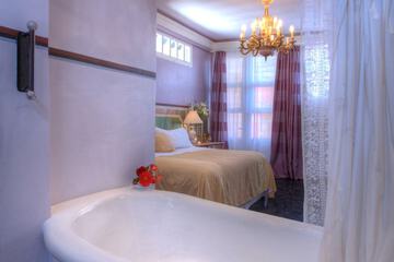 Deep soaking bathtub