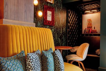 Lobby lounge