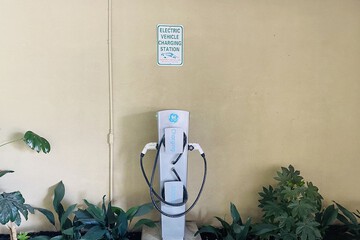 Electric vehicle charging station