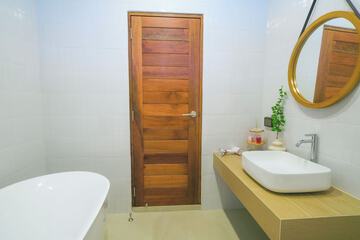 Deep soaking bathtub