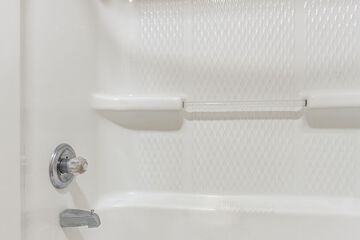 Deep soaking bathtub