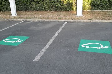 Electric vehicle charging station