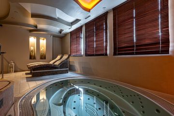 Indoor spa tub