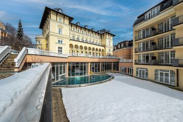 Indoor/outdoor pool