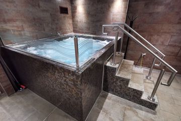 Indoor spa tub