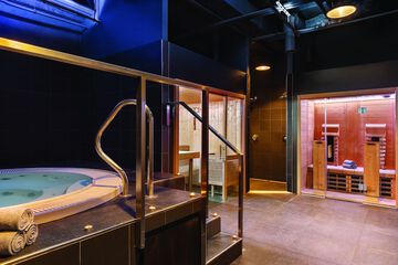Indoor spa tub