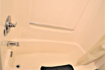 Deep soaking bathtub