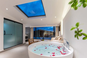 Deep soaking bathtub