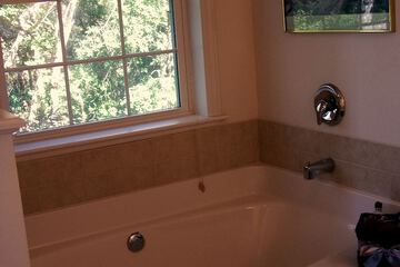 Deep soaking bathtub