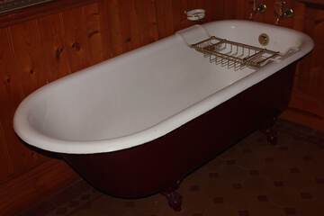 Deep soaking bathtub