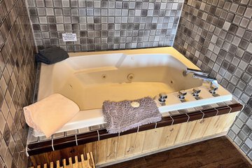 Jetted tub