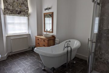 Deep soaking bathtub