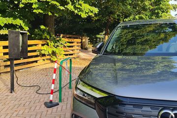 Electric vehicle charging station