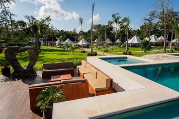 Poolside bar