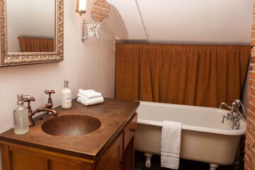 Deep soaking bathtub