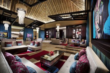 Lobby lounge