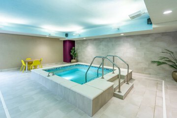Indoor spa tub