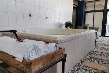 Indoor spa tub