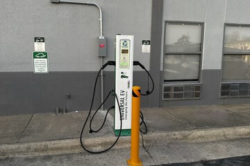 Electric vehicle charging station