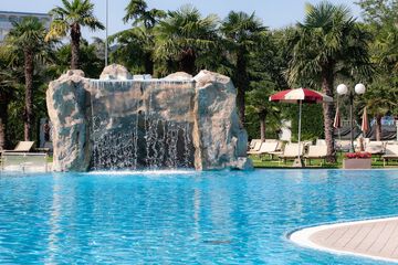 Pool waterfall