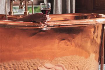 Deep soaking bathtub