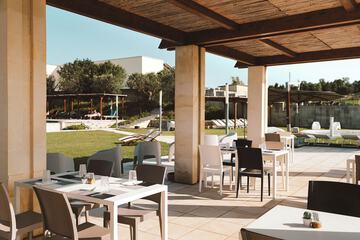 Poolside bar