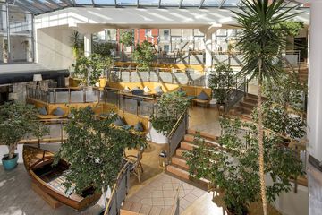 Lobby lounge