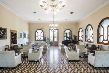 Lobby lounge