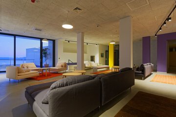 Lobby lounge