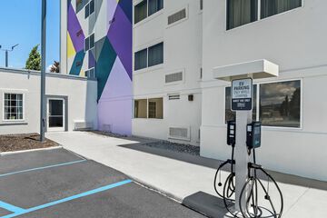 Electric vehicle charging station