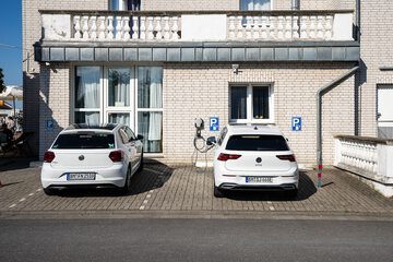 Electric vehicle charging station