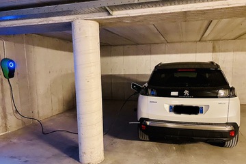 Electric vehicle charging station