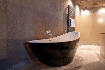 Deep soaking bathtub