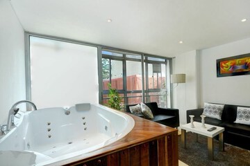Jetted tub