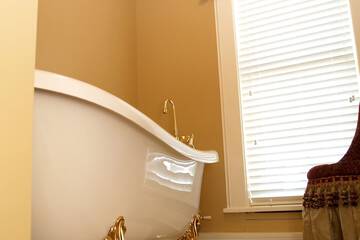 Deep soaking bathtub