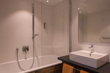 Deep soaking bathtub
