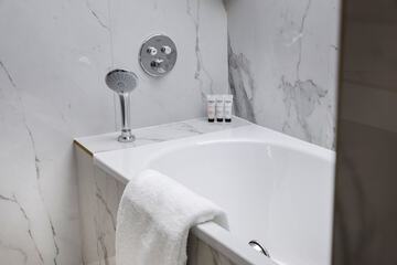 Deep soaking bathtub