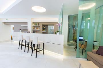 Lobby lounge