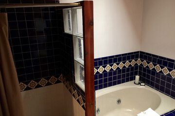 Deep soaking bathtub