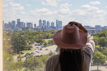 Electric vehicle charging station