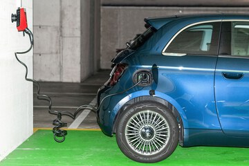 Electric vehicle charging station