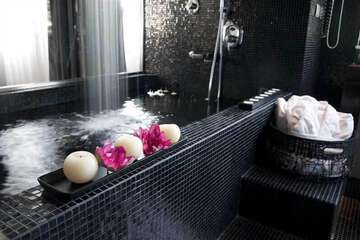 Deep soaking bathtub