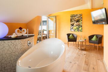 Deep soaking bathtub