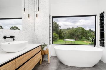 Deep soaking bathtub