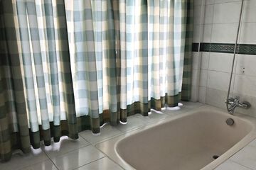 Deep soaking bathtub