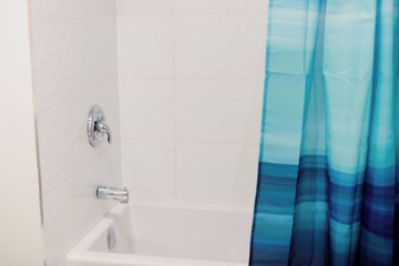 Deep soaking bathtub