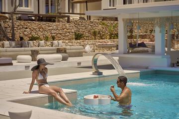 Swim-up bar