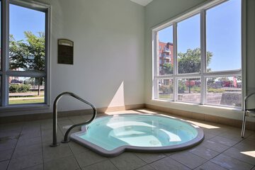 Indoor spa tub
