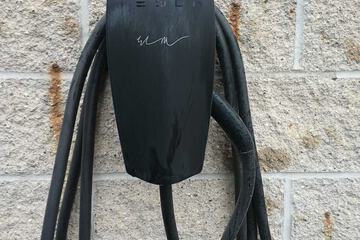 Electric vehicle charging station