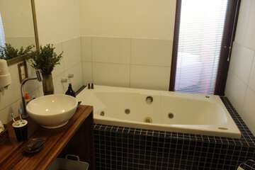 Jetted tub